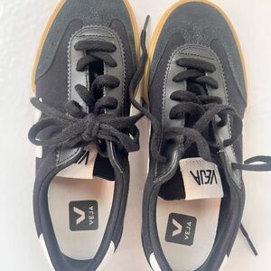 Veja Women’s size 8 NEW Black Sneakers